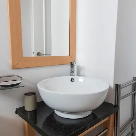 Bica Patio 3bdr Duplex By Lovelystay